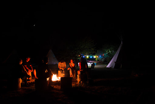 Zackary Tipis vous accueille pour des vacances insolites en Lozere qui raviront toute la famille. Un retour à la nature