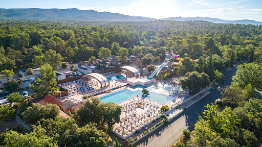 Notre camping Les Lacs du Verdon 4 étoiles est situé à proximité des Gorges du Verdon à Régusse / Aups. Découvrez son parc aquatique avec toboggans géants