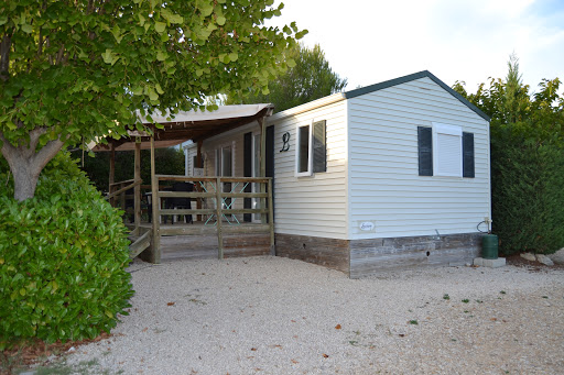 Camping Villelaure - L'Air du Temps est un camping en pleine nature dans le Luberon à Villelaure à proximité de Pertuis. Profitez d'emplacements libres ou d'hébergements confortables dans notre camping en pleine nature dans le Luberon.