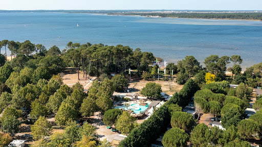 Le camping au bord du lac de Sanguinet est idéal pour vos week-ends en couple ou vacances en famille ! LE séjour les pieds dans l’eau qu'il vous faut !