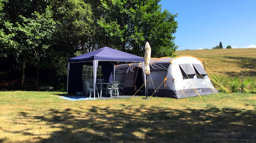 Overzichtelijke mini familie camping met 6 plaatsen midden in de natuur van het authentieke Franse platteland. Waar genieten voorop staat en iedereen zichzelf kan zijn.