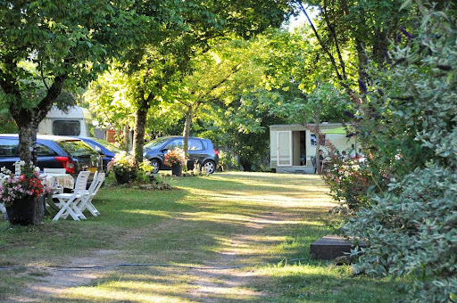 Vous cherchez une solution d'hébergement pour votre séjour en Dordogne ? Réservez votre mobilhome au camping ⭐️⭐️ La ferme du Pelou !