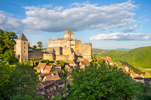 Découvrez une terre de caractère et passez des vacances inoubliables dans votre camping Paradis Le Coiroux à Aubazine en Corrèze !