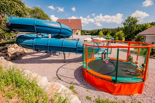 Le camping Flower La Sténiole vous invite à venir découvrir le camping dans les Vosges ! Au pied des montagnes vosgiennes