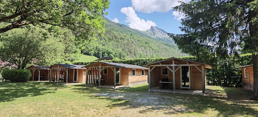 Petit camping sympahique et familial au bord de la rivière pour des vacances reposantes ou sportives à 1km du centre ville de Thônes et 15km du lac d'Annecy ...