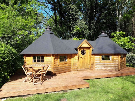 Le Camping Le Petit Bois est un petit camping de moins de 50 emplacements sur une superficie d’un peu plus d’un hectare. Situé en bordure de la forêt domaniale de Camors