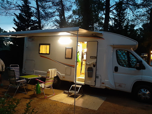 Camping entre Verdon et Provence à Sillans-la-Cascade. Camping avec piscine proche du lac de Sainte croix. Location de mobil homes et bungalows.