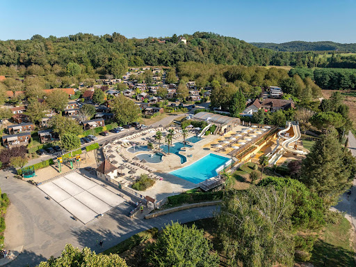 Camping de charme 5 étoiles en Dordogne avec piscine près de Sarlat