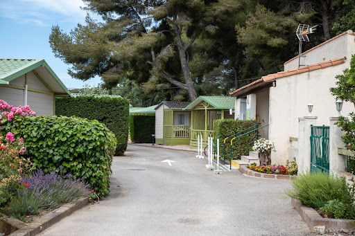 Séjournez au camping la Source et laissez-vous bercer par les paysages des Bouches-du-Rhône et de la côte bleue au bord de la Méditerrannée à Martigues.