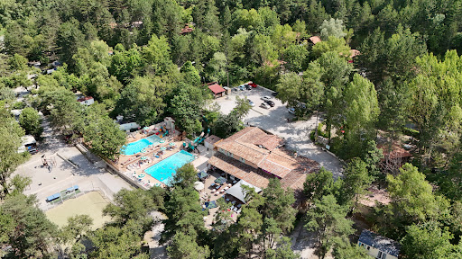 Profitez d'un séjour en camping 4 étoiles dans la Drome à Die. Un camping avec piscine chauffée et divers services dans la Drôme.