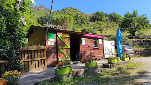 Petit camping 2 étoiles au coeur des Gorges du Tarn en bordure de rivière. Emplacements