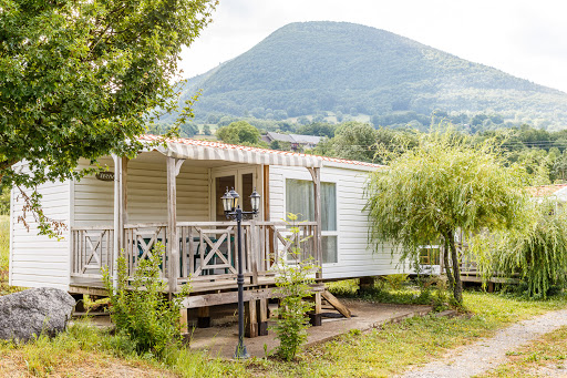 Le camping Le Champ Long 4 étoiles est situé dans les Alpes. Il jouit d’une situation exceptionnelle en Trièves