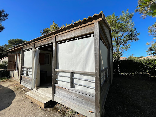 Le village vacances Mer & Montagne est un camping 3 étoiles situé dans un parc paysager à Six-Fours-les-Plages dans le Var (83)