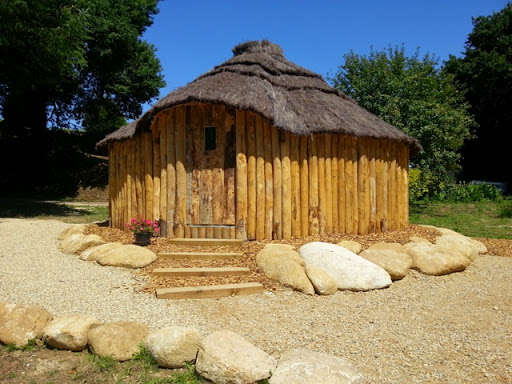 Camping près de la mer proche de Bénodet dans le Finistère (29). Découvrez un camping familial en Bretagne Sud  et ses locations de mobil-homes et huttes gauloises dans le Finistère.