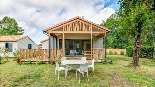 Location Chalets Hourtin. Niché au cœur de la forêt