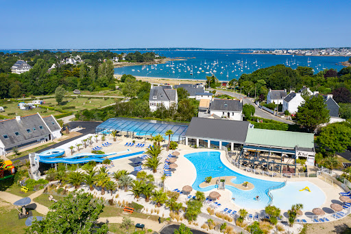 Envie de vacances en famille dans un camping 5 étoiles à Concarneau ? Découvrez nos prestations et réservez votre séjour en bord de mer !