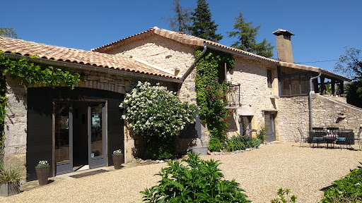 Le Domaine de Cadenne vous propose 3 gîtes avec piscine à 5 minutes du merveilleux village médiéval de Saint Antonin Noble Val. Niché au centre du tri...