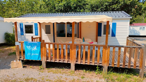 Notre camping dans le Verdon est situ? ? 300 m du Lac de Sainte Croix