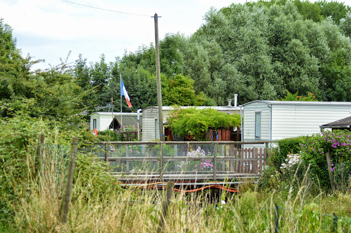 Camping la petite forêt ** à Aire-sur-la-Lys (62) en région Nord-Pas-de-Calais. Emplacement caravane et mobil home