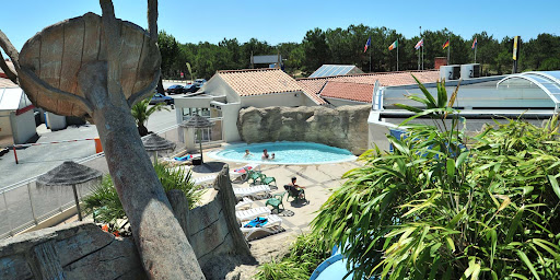 Le Bois Tordu est un camping calme et familial à Saint-Hilaire de Riez en Vendée. Espace aquatique