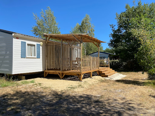 Venez passer vos vacances en famille au camping Le Ranch à Naujac-sur-Mer proche du lac d'Hourtin. Ressourcez vous en louant un mobil-home en pleine nature.