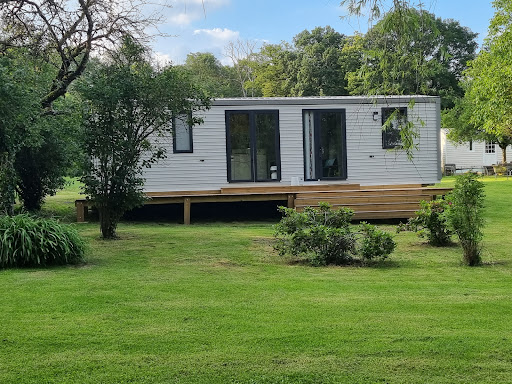 Le Camping du Breuil à Beaulieu vous propose différents types d’hébergements à la fois équipés et confortables pour une escapade dans la nature réussie.