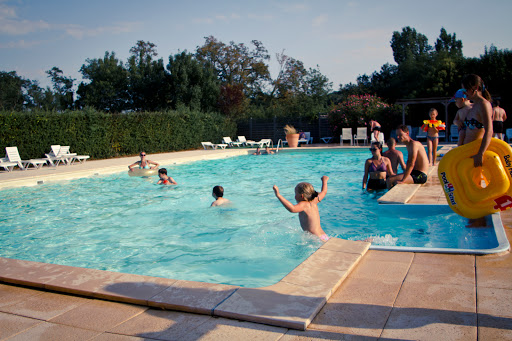 Profitez d'un séjour en camping 3 étoiles à Vielmur-sur-Agout dans le Tarn. Un camping avec piscine et divers services dans le Tarn