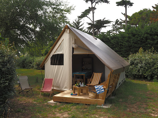 Le camping de l'ile d'Yeu est situé en bord de mer et vous propose des locations variées