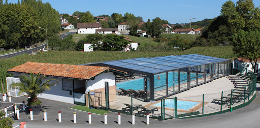 Découvrez notre camping 3 étoiles à Saint Pée sur Nivelle au Pays Basque. Piscine couverte