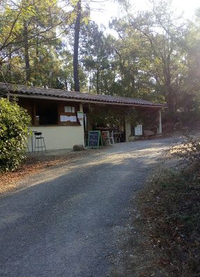 Le camping Le Saut du Loup est un camping avec piscine situé à Rosières en sud Ardèche. C'est un camping au calme et familial.