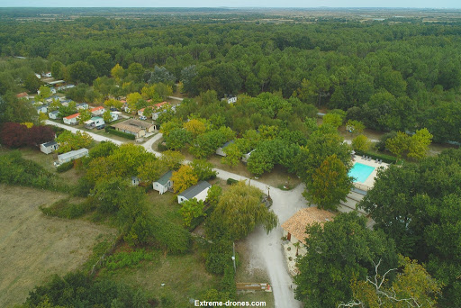 Passez des vacances inoubliables à deux pas des superbes plages près de Soulac-sur-Mer dans votre camping familial avec piscine ! Plage accessible à Vélo.