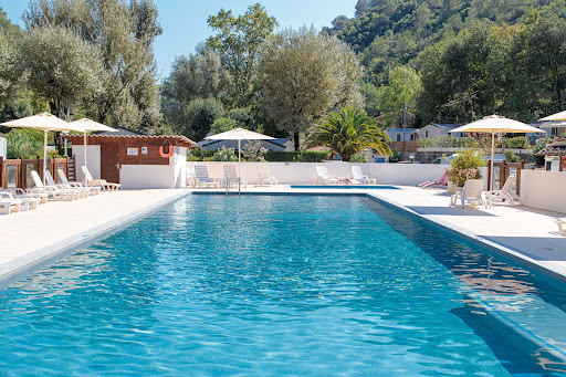 ️ Réservez vos vacances 2025 en Provence · Camping 4 étoiles Au Vallon Rouge · Piscine chauffée