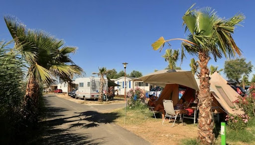 Le camping Bleu Marine [site officiel] est situé Sérignan plage au bord de la mer Méditerranée dans l'Hérault en Occitanie. Un camping avec piscine et tobbogans et les pied dans l'eau.