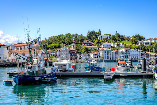 Evadez-vous dans notre camping 3 étoiles dans le Pays Basque à Saint-Pée-sur-Nivelle pour des vacances au bord de l’océan proche de Biarritz.