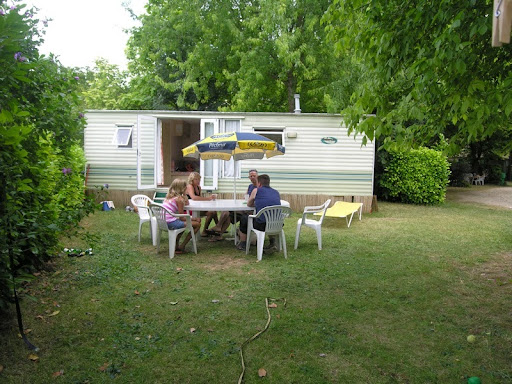 Bienvenue au Camping 3 étoiles du Moulin des Donnes pour passer un agréable séjour dans le Lot. Camping avec piscine