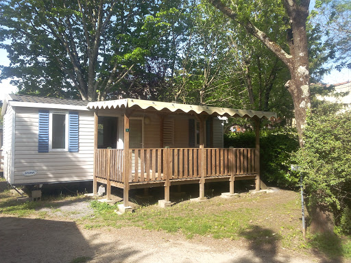 Camping avec piscine au cœur de la cité médiévale de Saint Ambroix. Emplacements spacieux et arborés