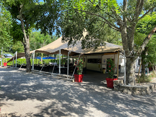 Découvrez le camping 4 étoiles en Ardèche et profitez d'un séjour inoubliable au cœur de lanature. Piscine et hébergements confortables vous attendent à Saint Privat.