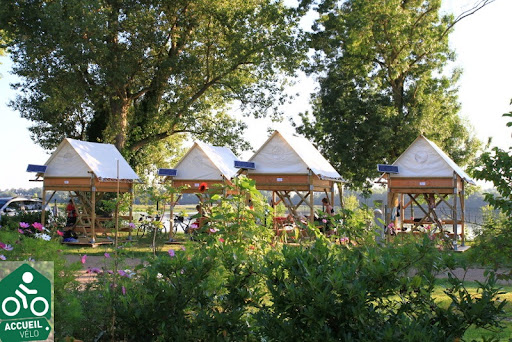 Le camping l'Isle Verte est un camping avec piscine chauffée et 114 places à 100 mètres du village de Montsoreau et 10 km de Saumur.