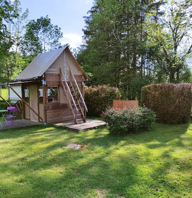 Le camping La Vallée à La Tour d'Auvergne vous accueille au cœ️ur du Parc des Volcans d'Auvergne pour des vacances reposantes