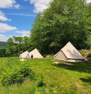 Motorcamping Lef ligt in La Guillermie in Frankrijk. Deze gezellige camping met zwembad verhuurt caravan