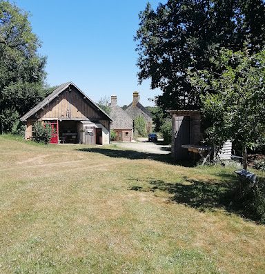 Venez passer une nuit ou des vacances en Normandie sous un verger de pommiers et de poiriers centenaires. Accueil chaleureux et convivial.