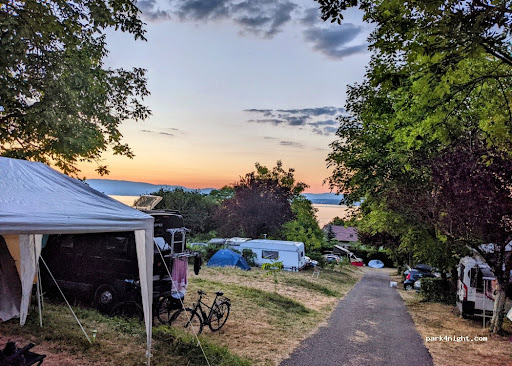 Réservez vos prochaines vacances camping à 2 pas du lac Léman. Cadre authentique et site naturel exceptionnel. Circuit vtt et départ randonnée depuis le camping