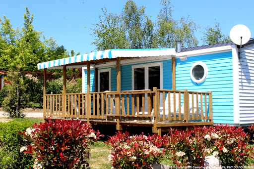 Réservez votre hébergement en camping au Bois du Cé. Piscine couverte et chauffée avec jeux d'eau pour enfants. Mobil home