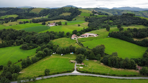 Camping à la ferme - Location de gîte de vacances au Pays basque - Vacances à la campagne près de Saint-Jean-Pied-de-Port