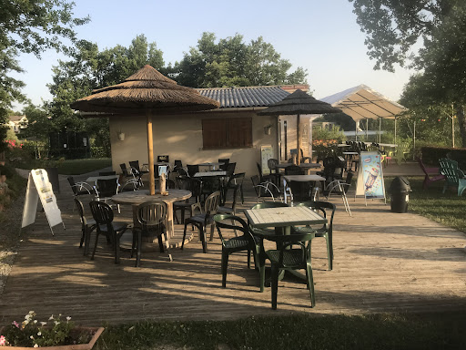 Le camping du Viaduc au sud du Cantal en Auvergne Rhône-Alpes met à votre disposition 65 emplacements au bord du lac de Saint Etienne Cantalès