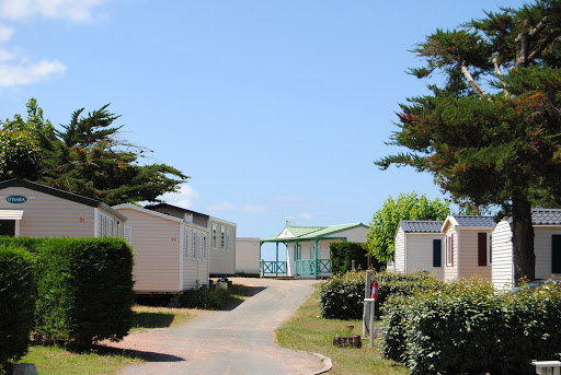 Camping 4 étoiles Les Violettes bord de mer en Vendée à la Faute-sur-Mer avec vue mer et accès à la plage et à la mer par un chemin piétonnier