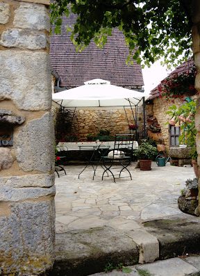 Gaec Simon situé à Cénac et St Julien au cœur du Périgord Noir : Producteur de miel et de noix dispose d’un camping à la ferme sur Sarlat.