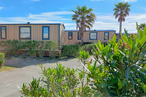 Le camping LVL est situé en bord de mer entre Gruissan et Narbonne Plage. Séjours de fin mars à début novembre en emplacements