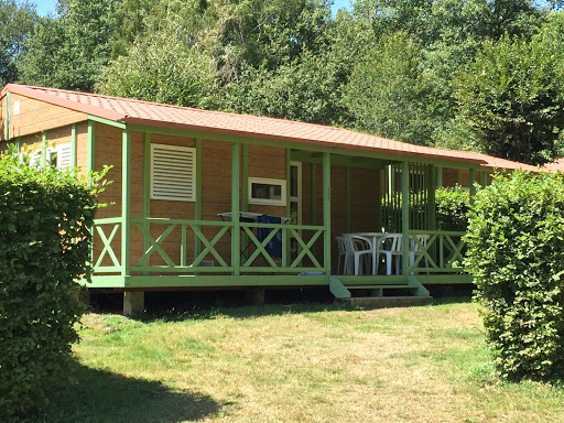 Camping Le Garoustel dans le Cantal est idéalement situé au bord du lac avec piscine chauffée et toboggan. Un camping familial et pas cher en plein coeur de l'Auvergne