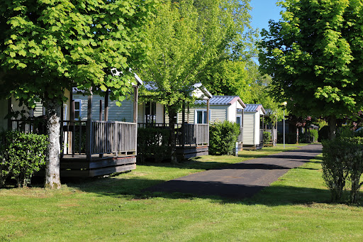 Situé au sein du Pays de Salers dans le Cantal le camping « L’Échappée Verte » vous accueil au calme